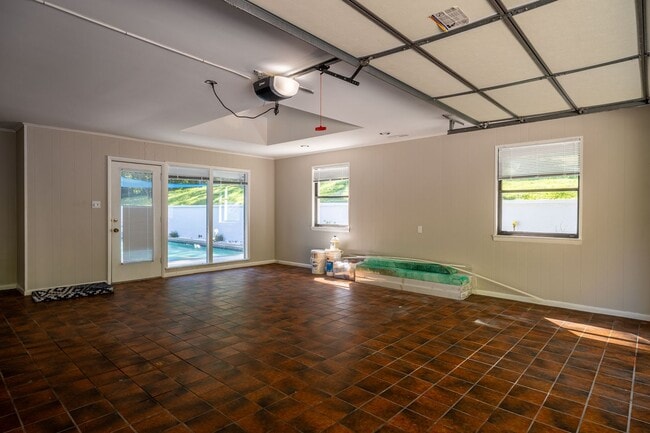 Building Photo - 10030 Tan Rara Dr