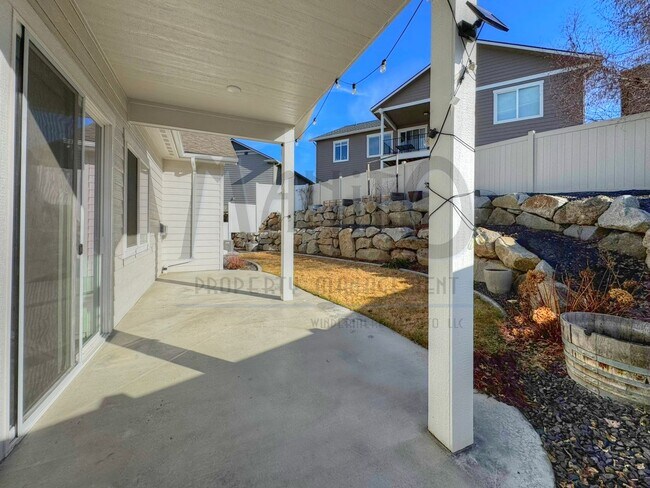 Building Photo - Stunning Valley Home