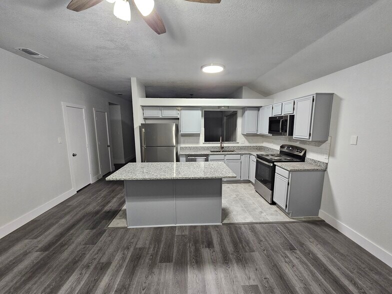 Building Photo - 919 Crestwood Dr