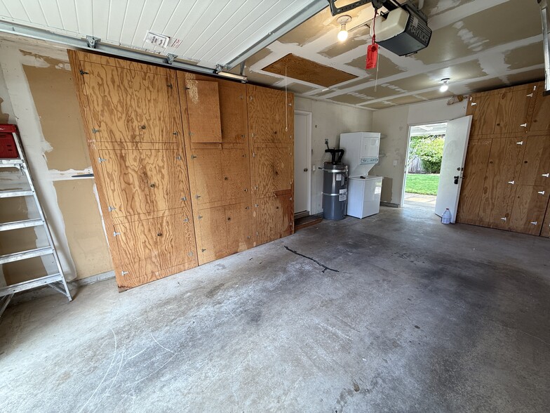 Garage w/ washer/dryer - 1981 Orr Ln