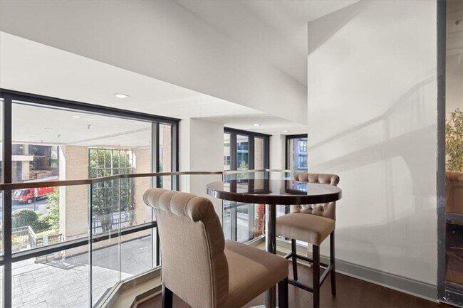 Building Photo - Renovated Condo with Skyline Views