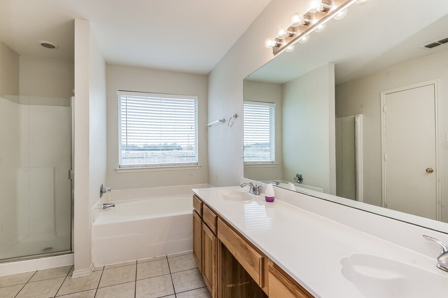 Building Photo - 1101 Marcia Ln