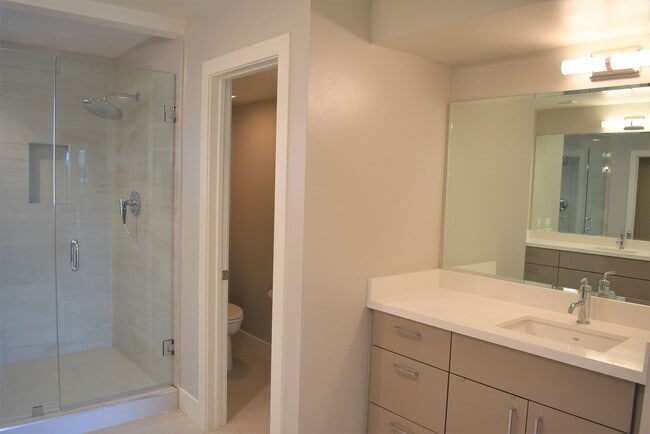Building Photo - 2 bedroom 2.5 bath Townhome, walking dista...