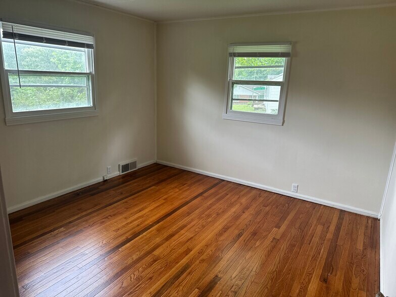 Bedroom - 3952 W Stoutes Creek Rd