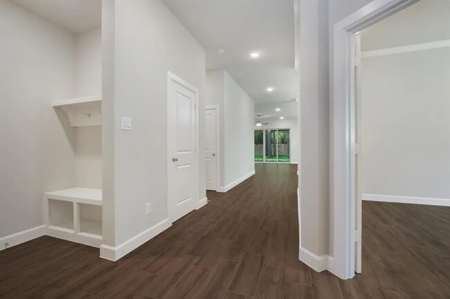 Building Photo - 347 Skyline Ridge Dr