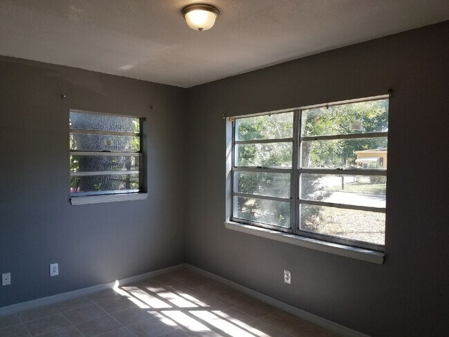 Building Photo - 1222 Dewey Ave