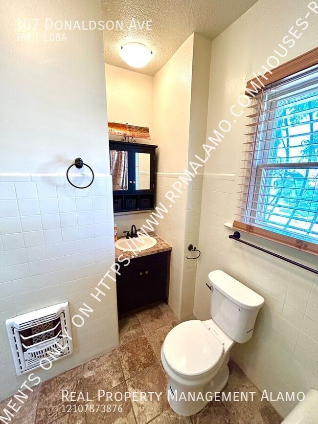 Building Photo - AVAILABLE NOW! Newly Renovated 3 Bedroom /...