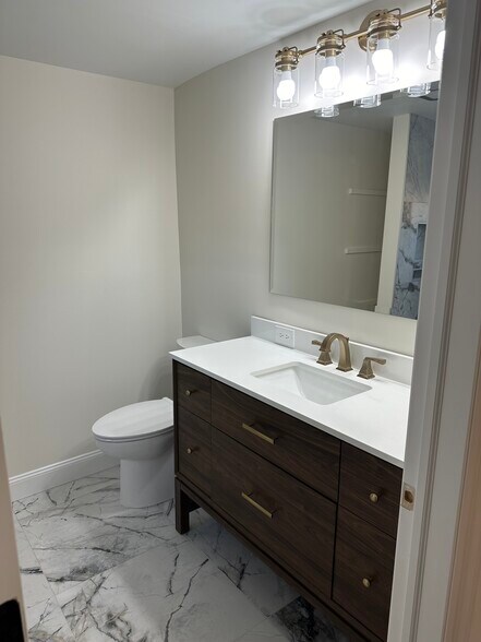 Master bathroom - 319 Monroe St