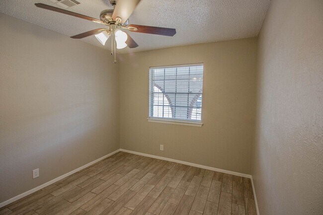 Building Photo - 203 N Scenic Dr