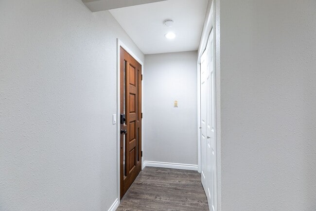 Building Photo - 2 bed 1.75 bath - includes water/sewer/gar...