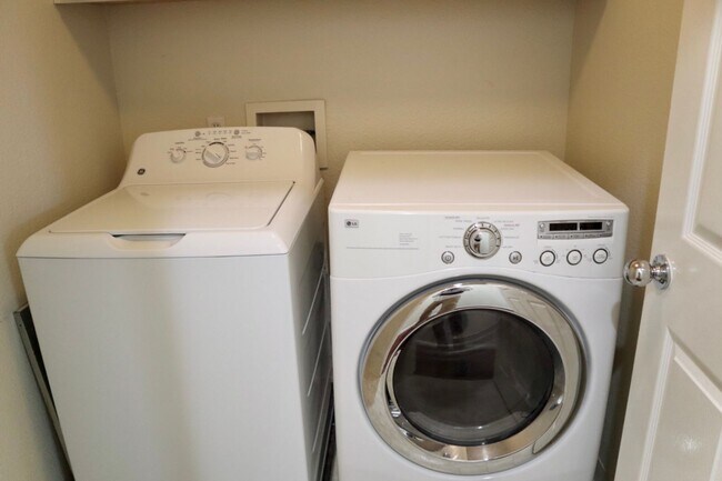 Building Photo - Beautiful 5-Bedroom Home in the Northgate ...