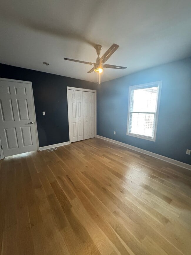 Building Photo - 3 bed, 2.5 bath home with spacious layout and oversized den/bonus room. Features include a fully ...