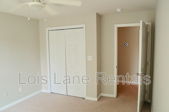 Building Photo - 700 Daniel Ellis Dr