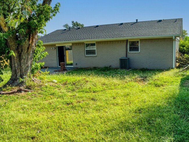 Building Photo - 3 Bedroom 2 Bath home in Shawnee!