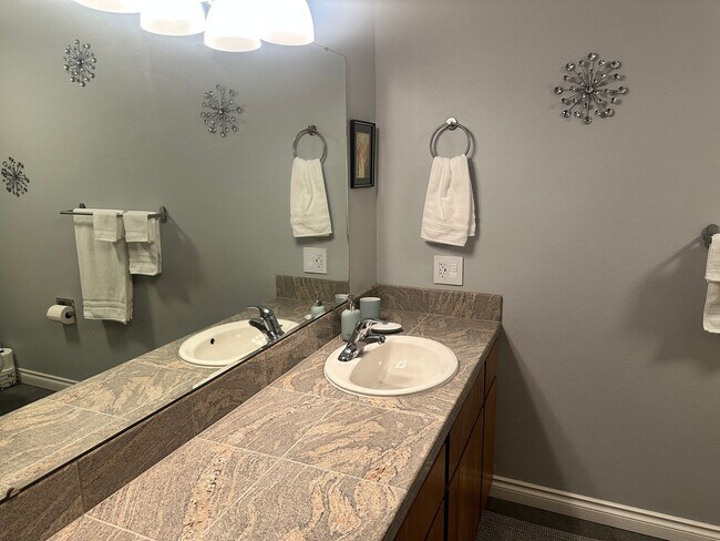 Building Photo - Super Comfortable Furnished Short term rental