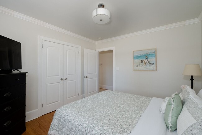 Building Photo - Fully furnished- Beautiful Forest Hills Home