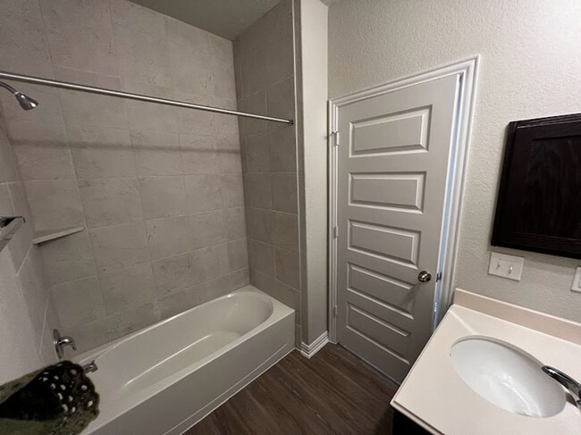 Building Photo - Spacious Single-Story Duplex with Upgraded Kitchen Appliances