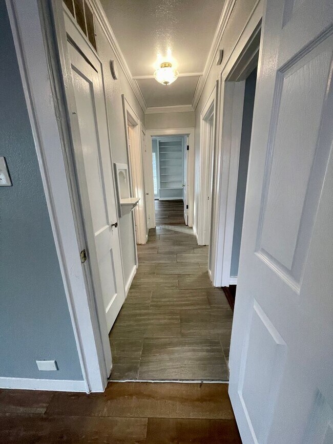 Building Photo - 715 10th Ave N