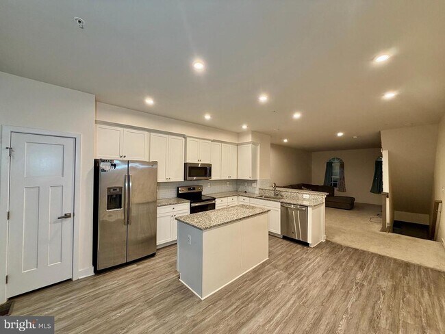 Building Photo - 4812 Crest View Dr