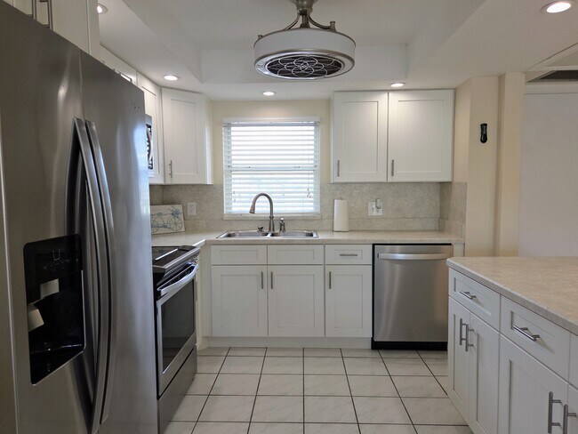 Building Photo - 4650 Cove Cir