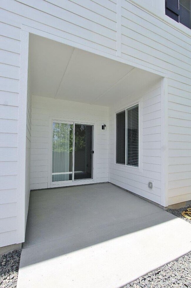Building Photo - Clean Home in Quiet Neighborhood