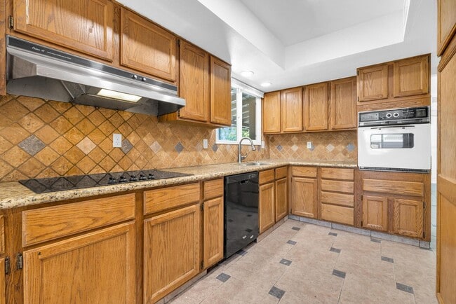 Building Photo - 6 Bedrooms, 3 Bath,  Pool CLOSE TO ASU (Rural & Broadway)