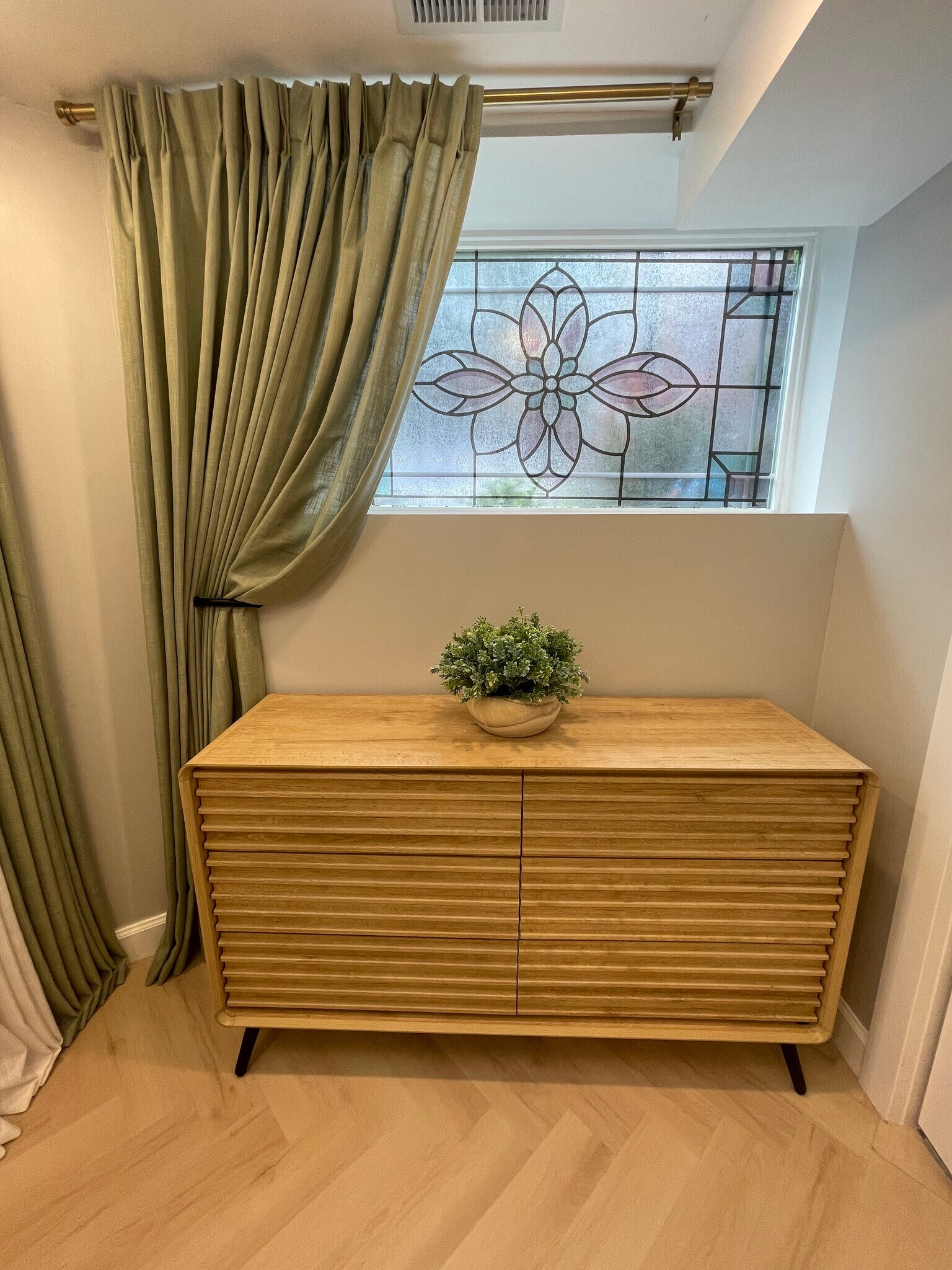 Dresser - 656 E 50th Pl