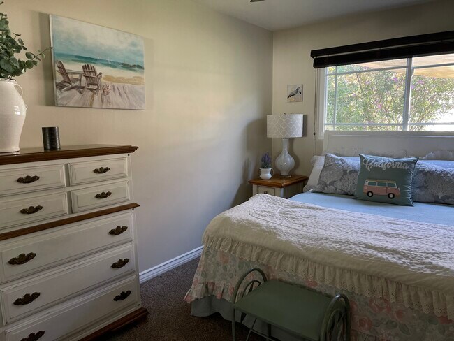 Beach room - 23437 Vanowen St