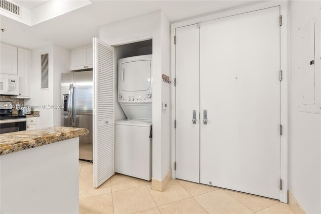 Building Photo - 808 Brickell Key Dr