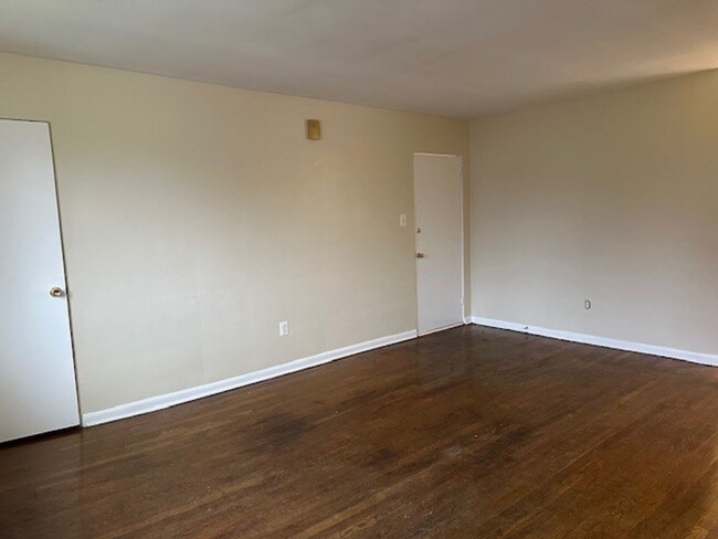 Building Photo - 2nd Flr 2 Bed 1 Bath Apt w/ Hardwood And T...