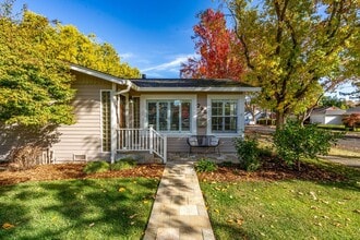 Building Photo - Charming 3 Bedroom 2 Bath Home in Old Town...