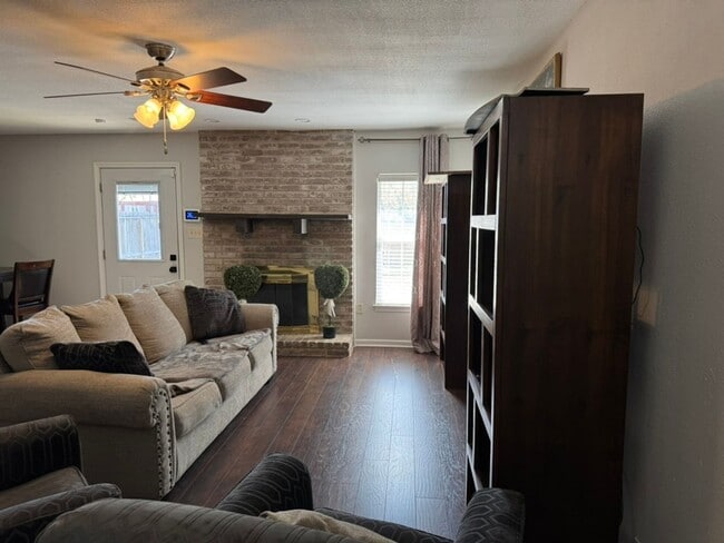 Building Photo - 3 Bed / 2 Bath – Updated Home with Fireplace & Large Backyard