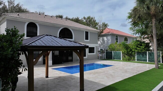 Building Photo - 212 Lone Pine Dr