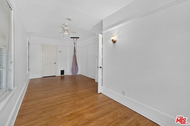 Building Photo - 2215 W 21st St