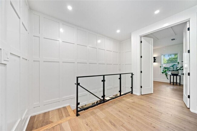 Building Photo - 320 Kelso Dr SW