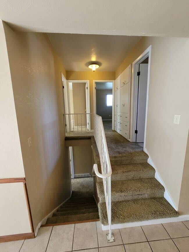 Building Photo - Great 5br/2ba House in NE Colorado Springs. Near UCCS