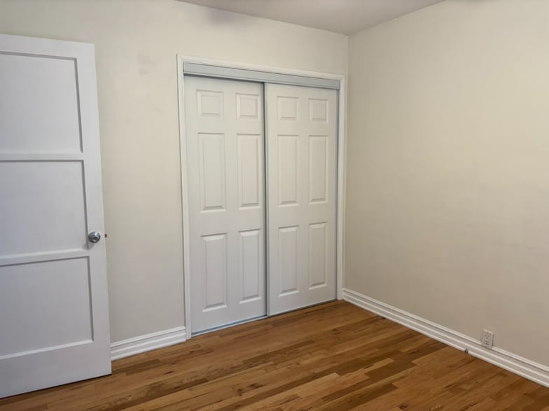 Building Photo - 534 N Niagara St