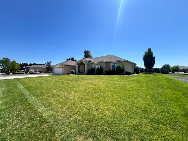 Building Photo - Well Maintained Home in Pelican Point Comm...