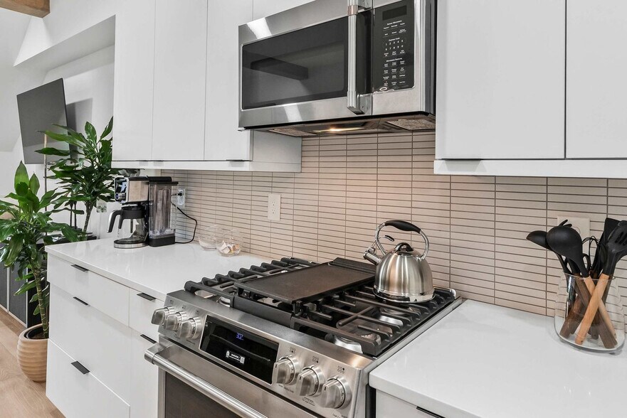 Building Photo - 346 Peters St SW