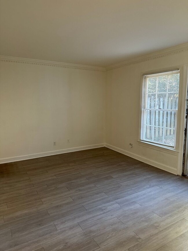 Building Photo - 2 Bedroom/2 bath Townhome