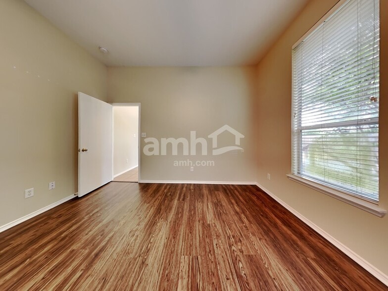 Building Photo - 809 Dixon Ln