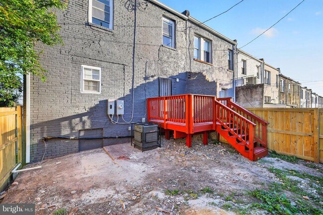 Building Photo - 2500 W Franklin St