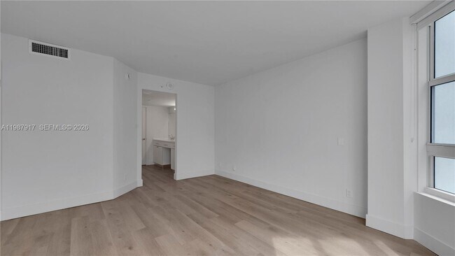 Building Photo - 555 NE 34th St