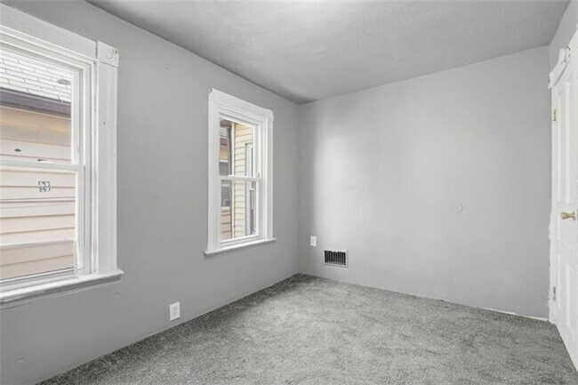 Building Photo - 5-bedroom, 1-bath home in East Pittsburgh