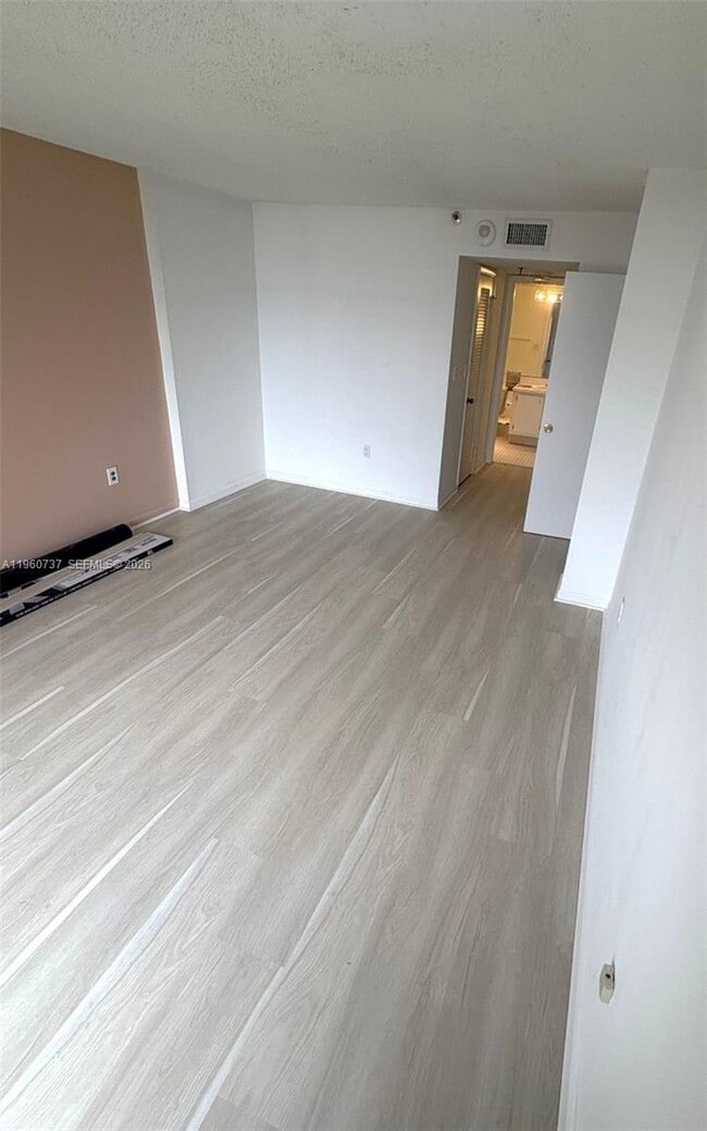 Building Photo - 900 NE 195th St