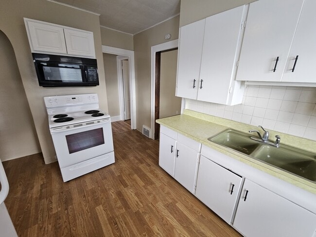 Building Photo - 3270 W 116th St