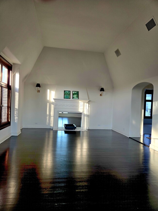 Building Photo - 316 N Rossmore Ave