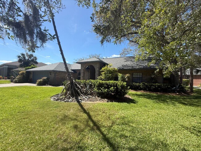 Building Photo - Beautiful 3 bedroom 2.5 bathroom pool home