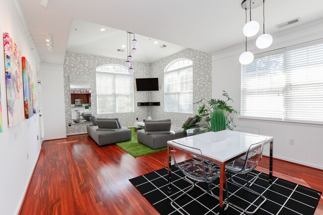 Building Photo - Riverside  Condo-RARE-Ready Jan 26