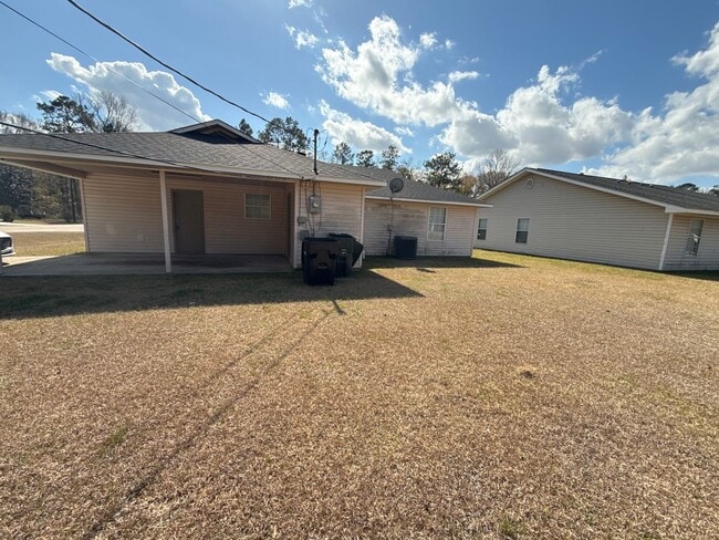 Building Photo - Warm and inviting single-story home, perfect for comfortable living.